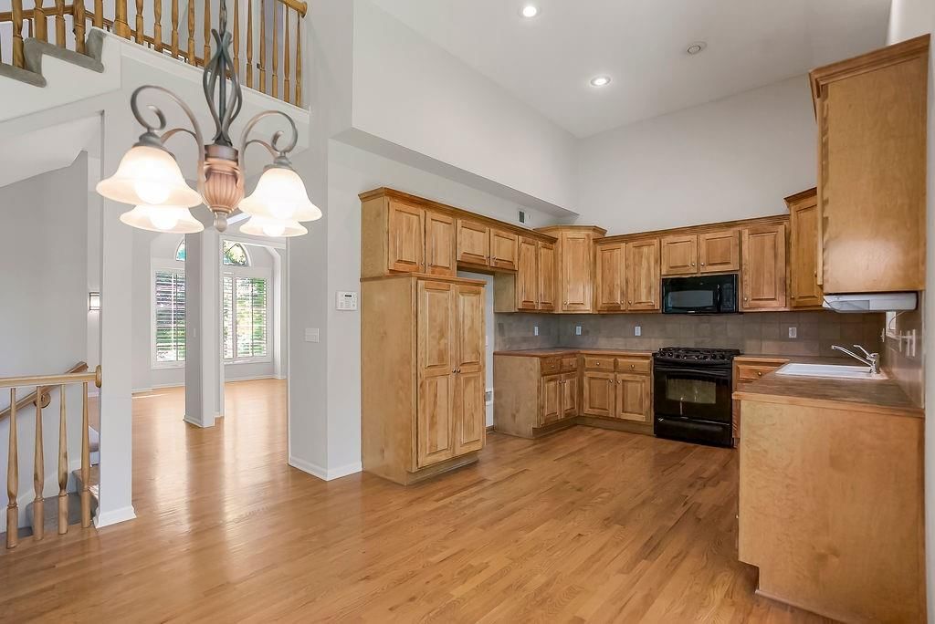 6910 Roundtree Street — photo 8