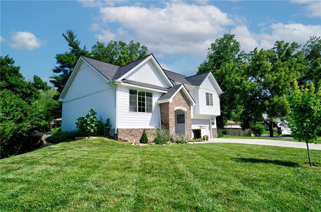 5716 NW Creekview Drive — photo 3