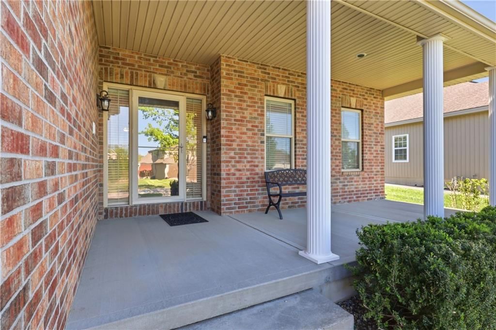 2126 NE Sparta Drive — photo 2