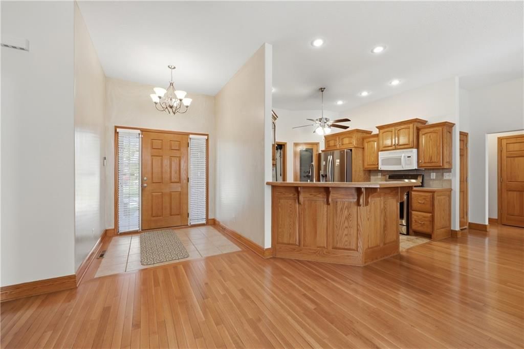 2126 NE Sparta Drive — photo 3