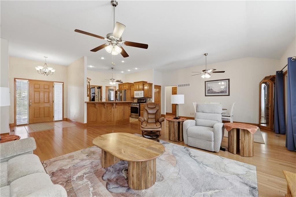 2126 NE Sparta Drive — photo 4