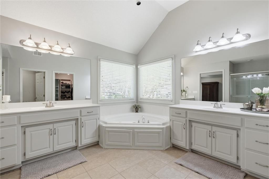 8016 N Chatham Avenue — photo 21