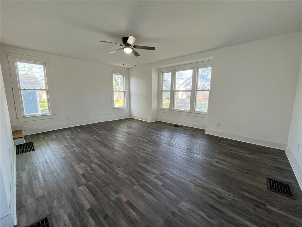 302 E 10th Court — photo 3
