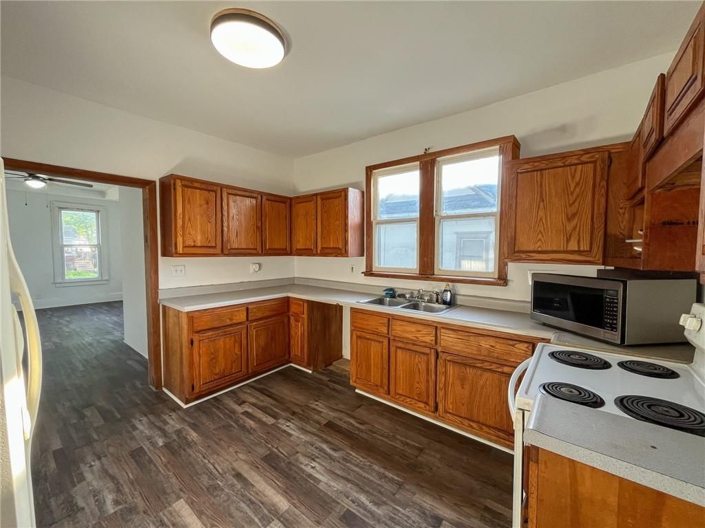 302 E 10th Court — photo 5