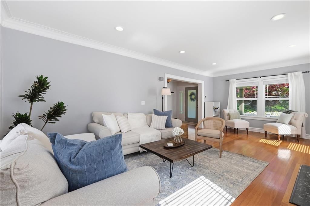203 W 66th Terrace — photo 9