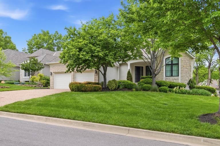 5244 W 115th Terrace, Leawood, KS