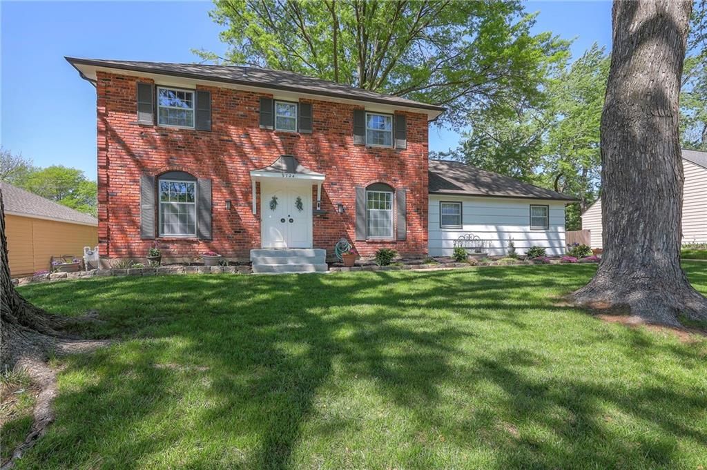 9724 Outlook Drive, Overland Park, KS