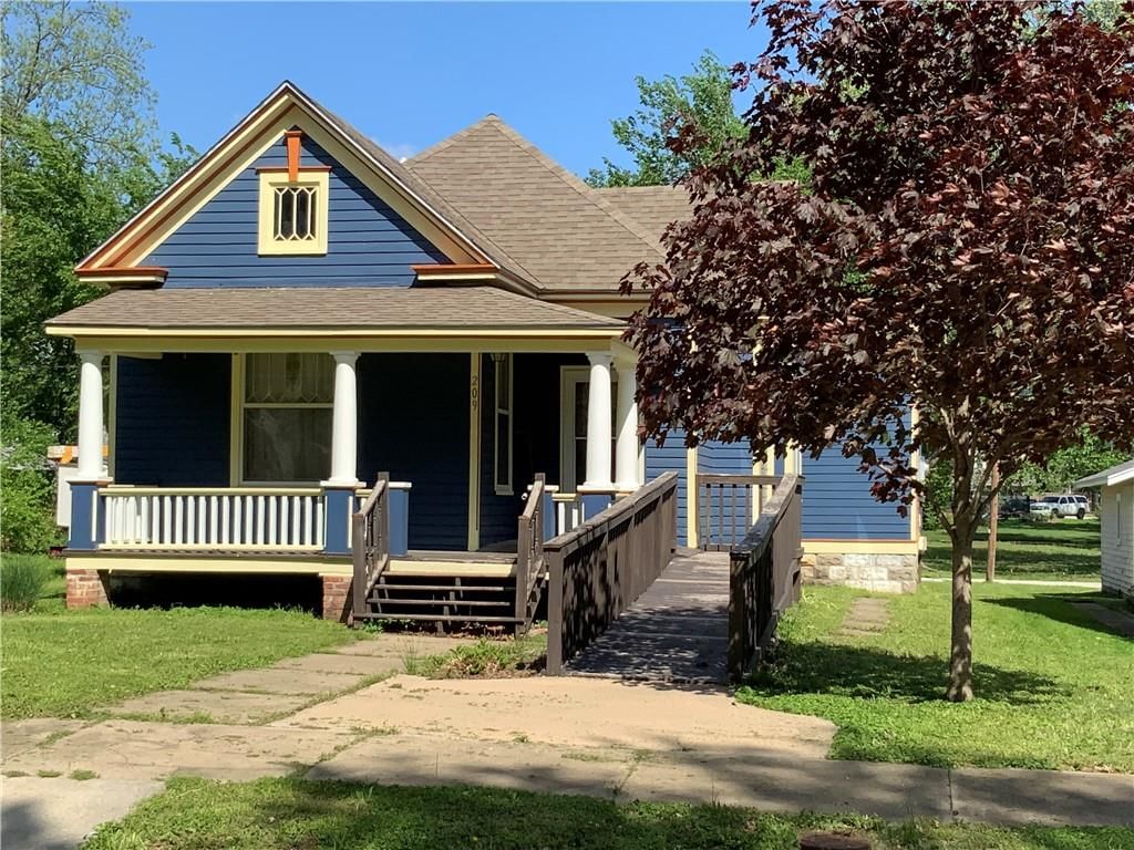 209 S Oak Street — photo 2
