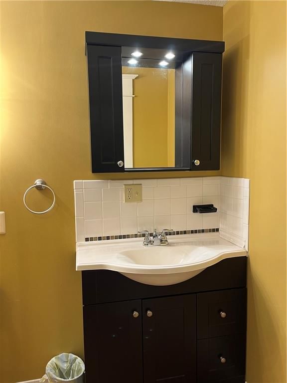 209 S Oak Street — photo 28
