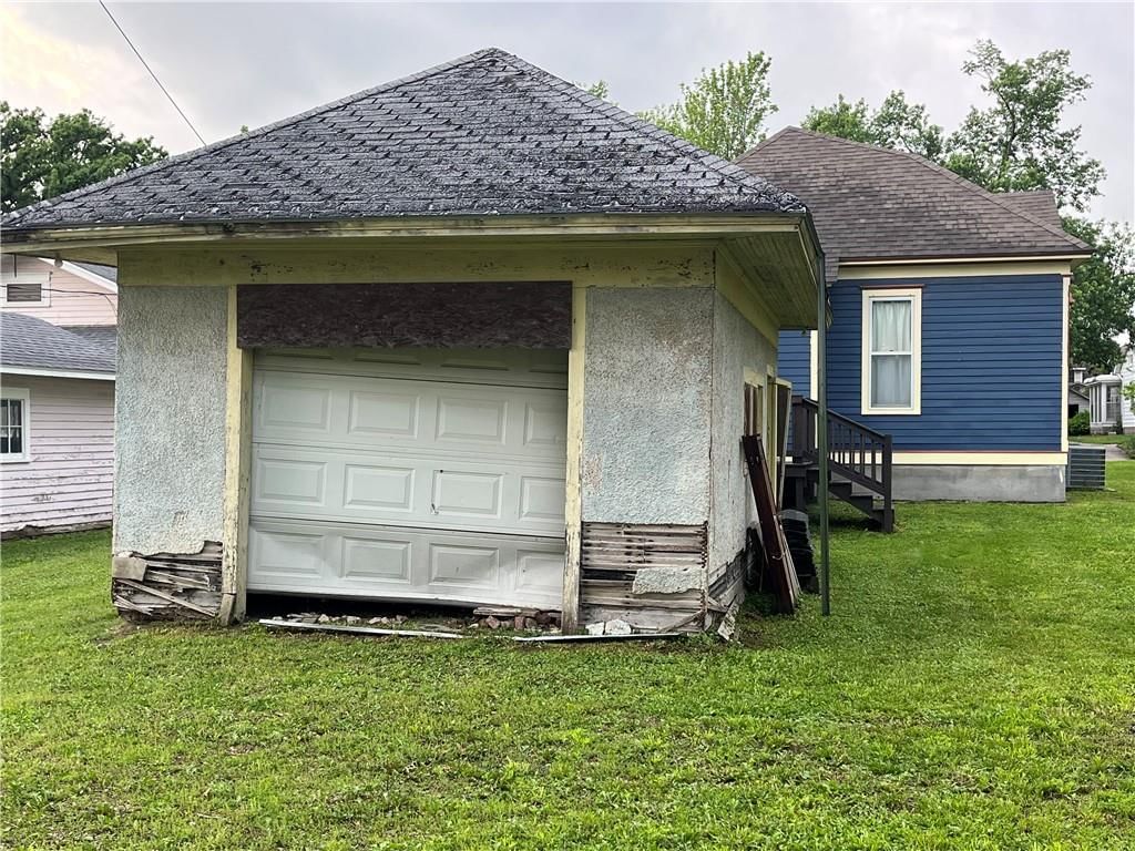 209 S Oak Street — photo 46
