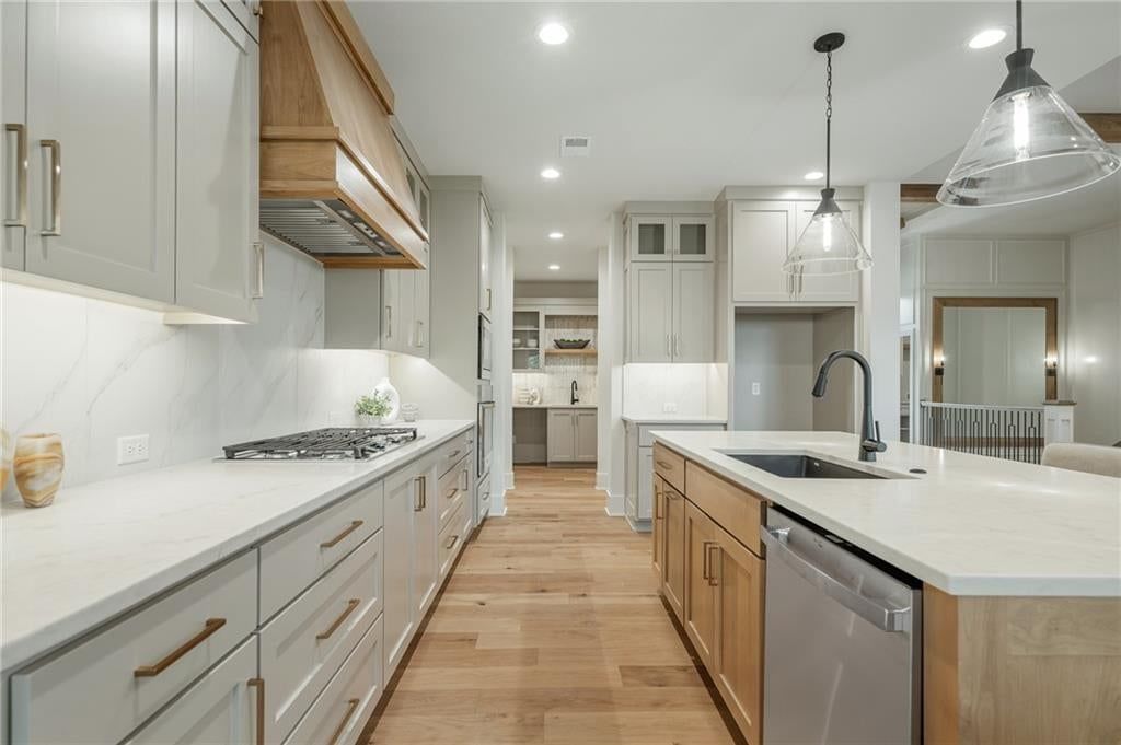 Gas range and kitchen backsplash at 514 Turnbridge Drive, Raymore, MO 64083
