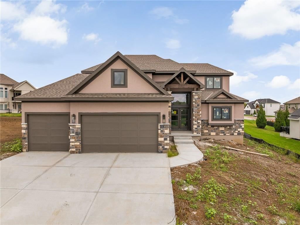 1000 Rannoch Drive, Raymore, MO