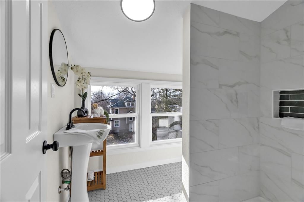 316 E Doniphan Street — photo 32