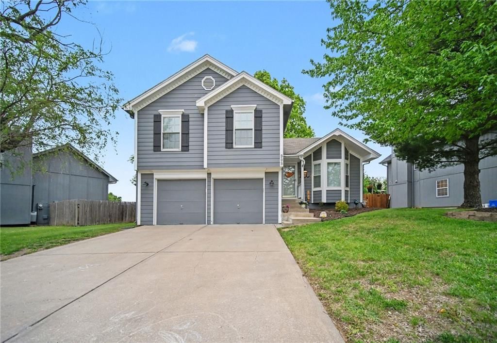 909 NE Michael Drive, Lee's Summit, MO
