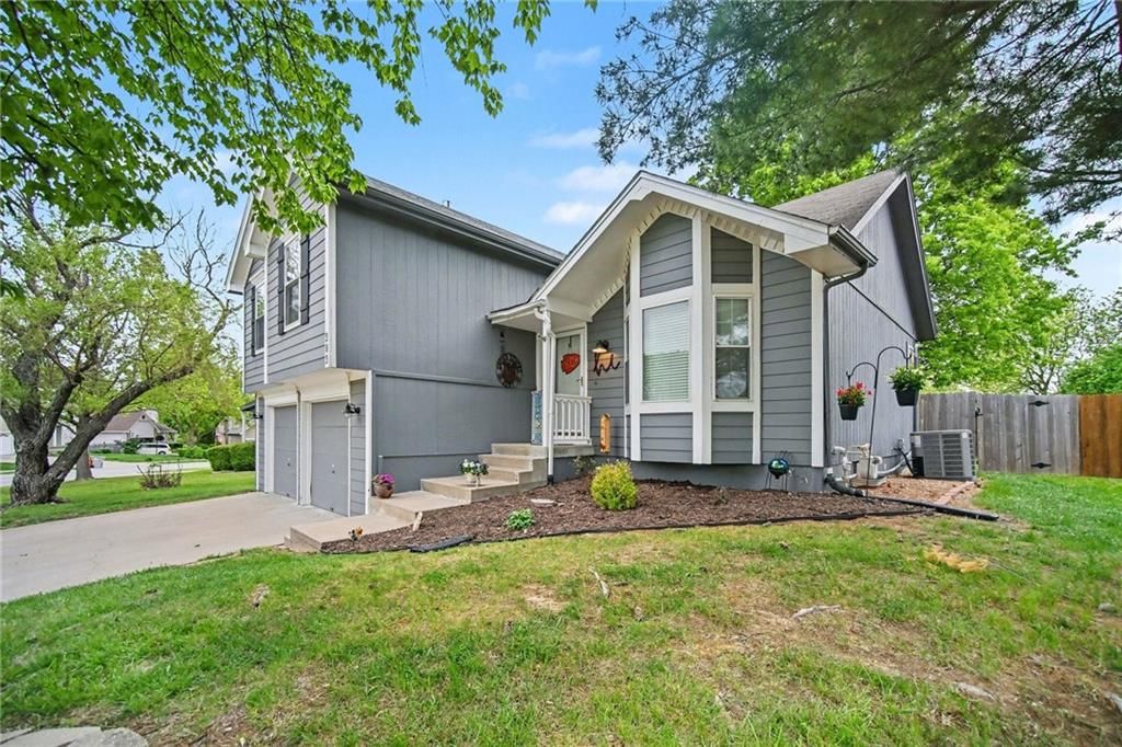 909 NE Michael Drive — photo 4