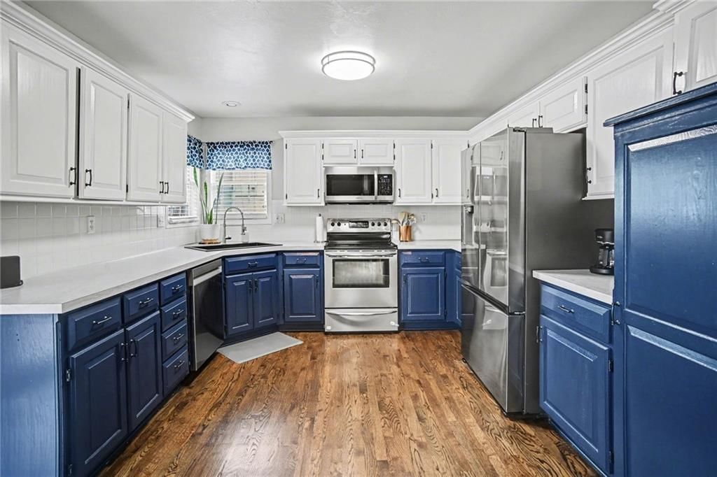 909 NE Michael Drive — photo 11