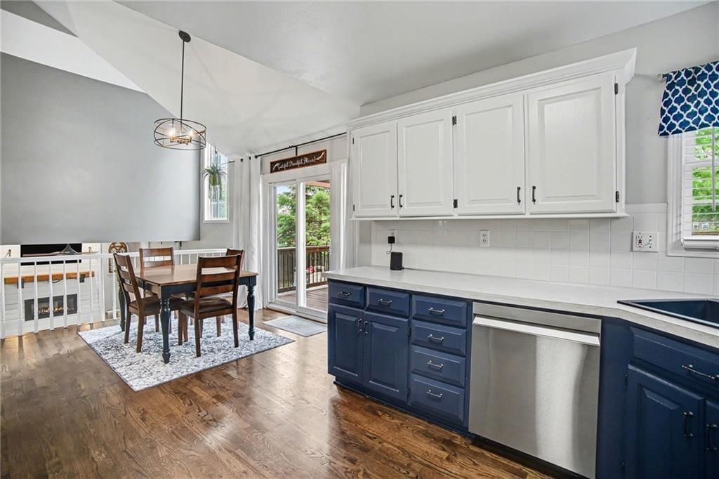 909 NE Michael Drive — photo 12