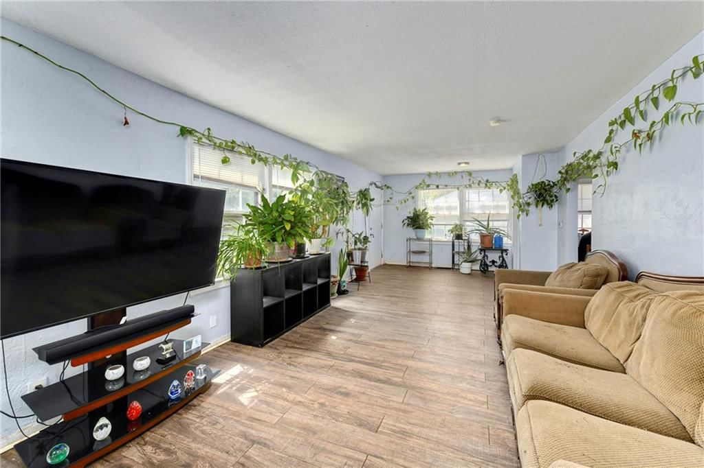 3204 S Sterling Avenue — photo 4