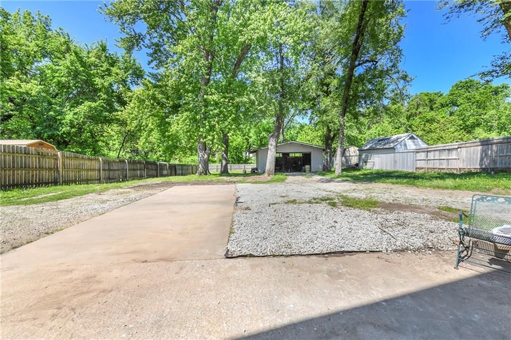 3204 S Sterling Avenue — photo 30