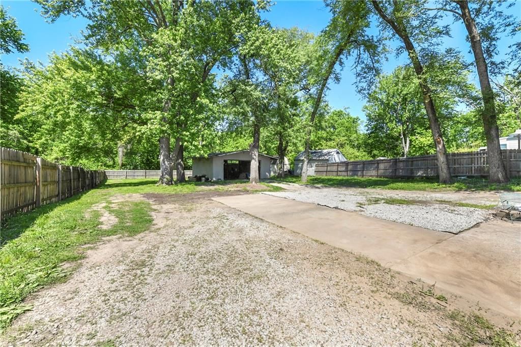 3204 S Sterling Avenue — photo 31