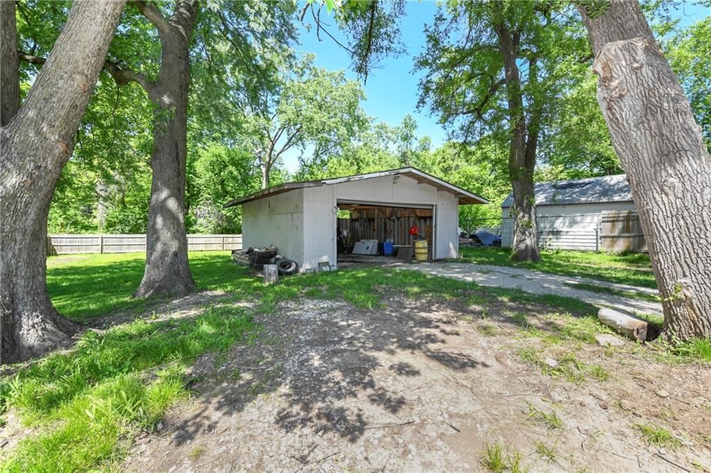 3204 S Sterling Avenue — photo 32