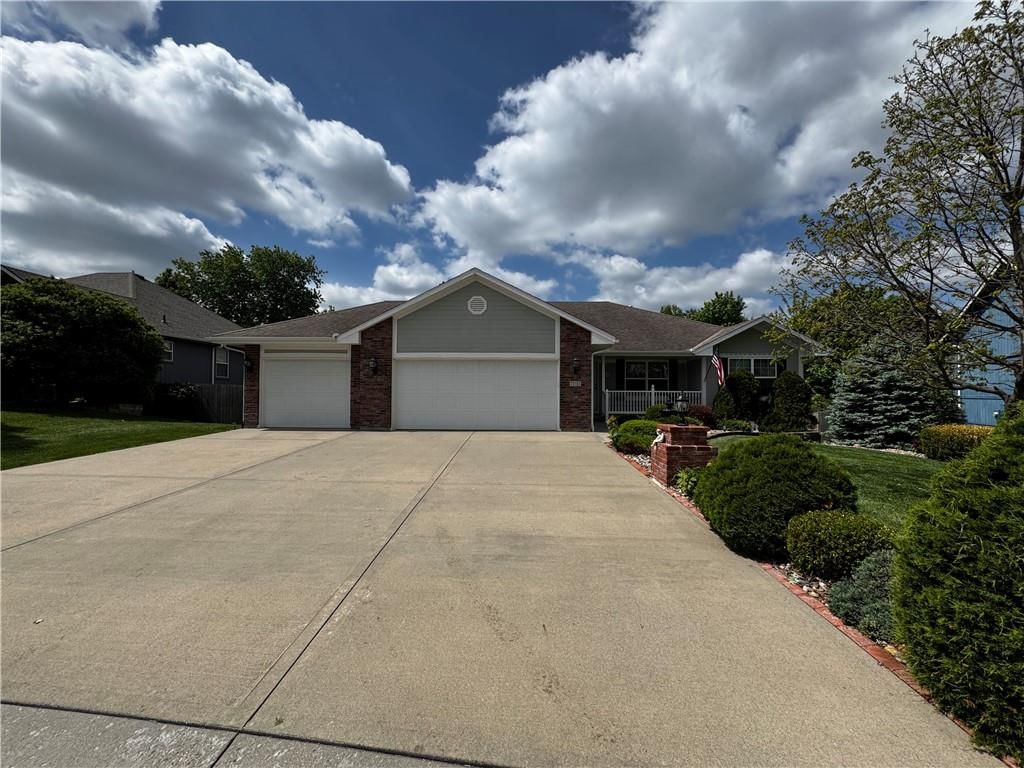 714 Ridge Crest Drive — photo 2