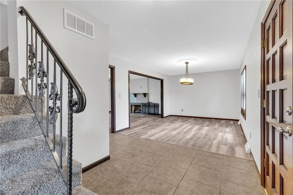 2721 Trenchard Drive — photo 3