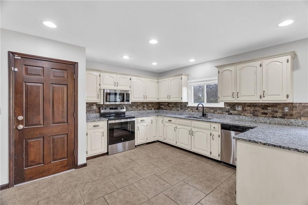 2721 Trenchard Drive — photo 6