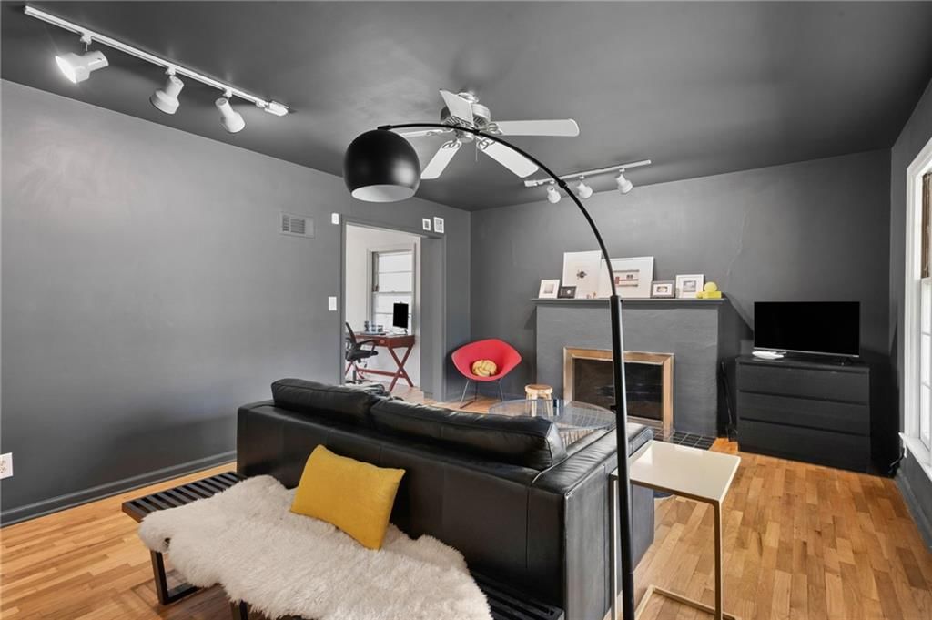 1709 Learnard Avenue — photo 4