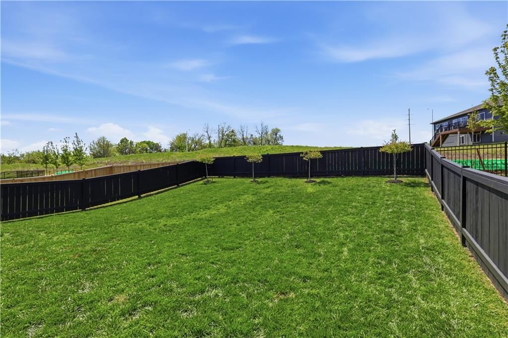711 Glenn Circle — photo 32