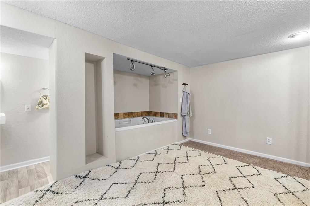 719 E Gregory Boulevard — photo 37