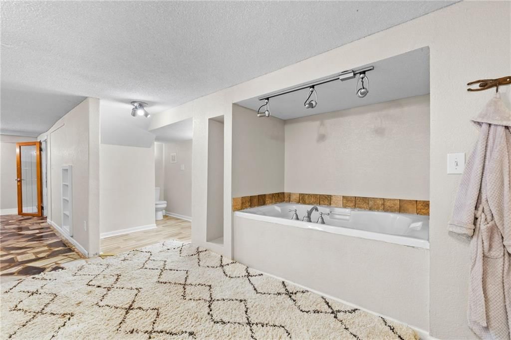 719 E Gregory Boulevard — photo 38