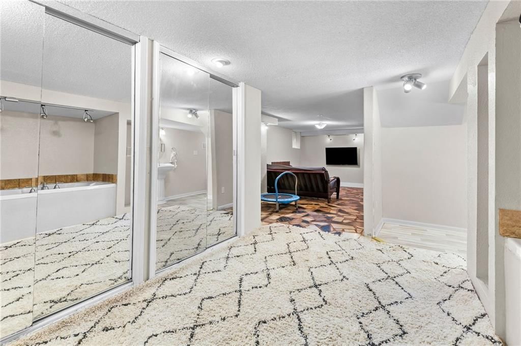 719 E Gregory Boulevard — photo 40