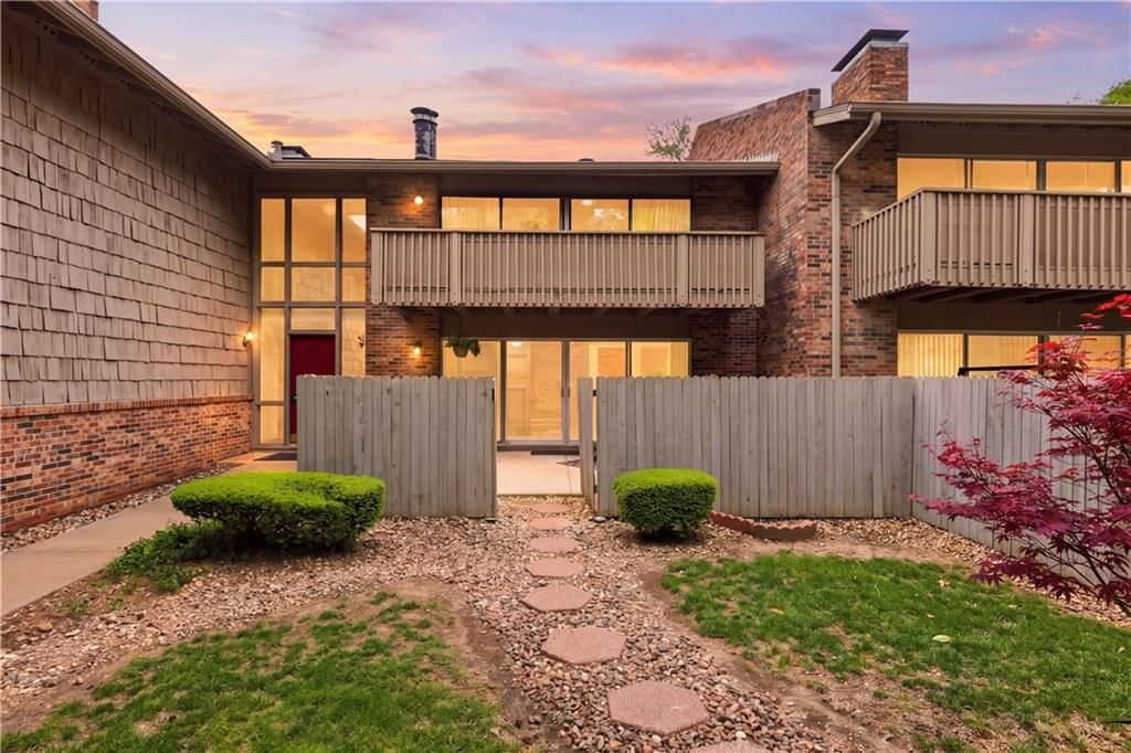 8730 Metcalf Avenue, Overland Park, KS