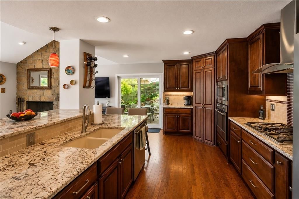 128 W Lakeshore Drive — photo 11