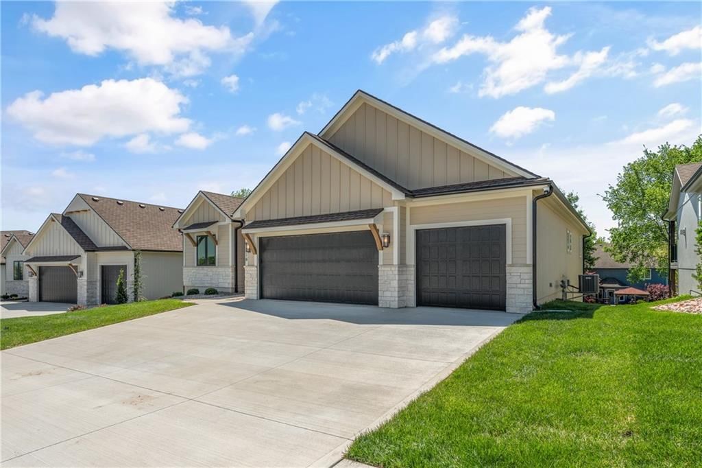 4316 NE Hideaway Drive — photo 2
