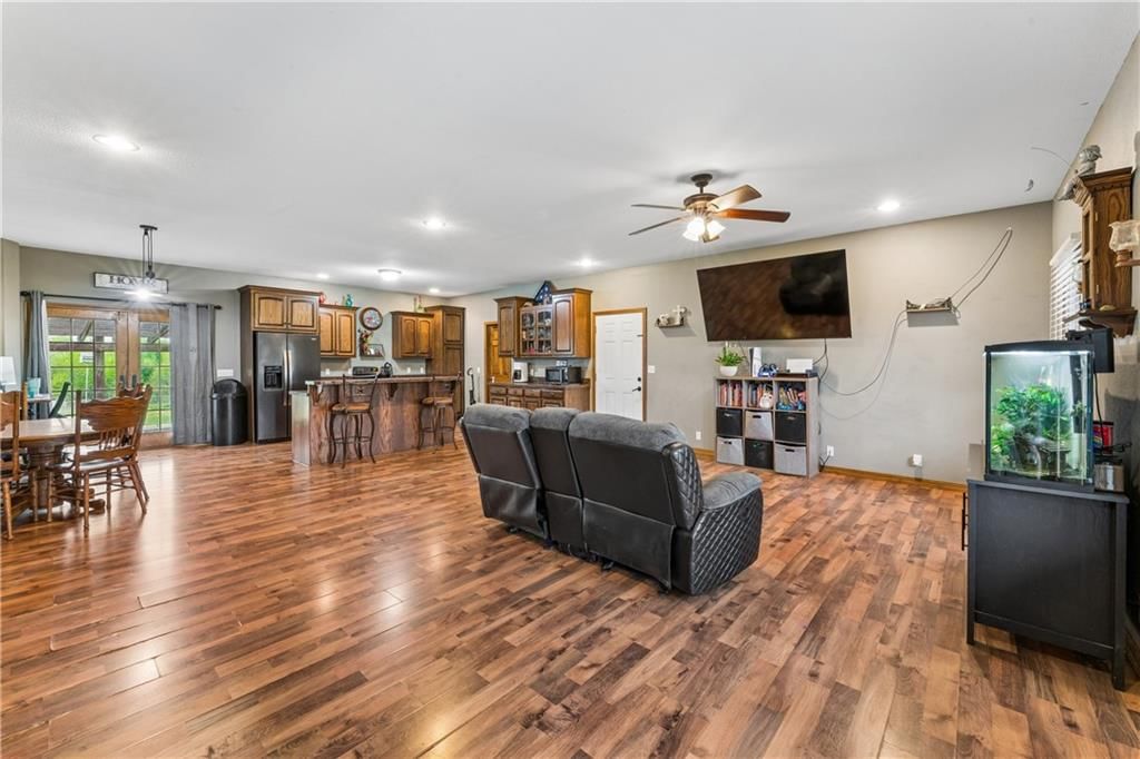 4370 Lee Road — photo 9