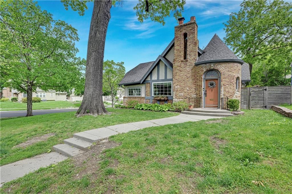 300 E Dartmouth Road, Kansas City, MO
