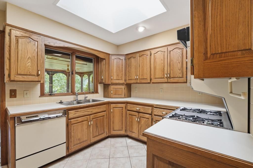 5900 Windsor Drive — photo 16
