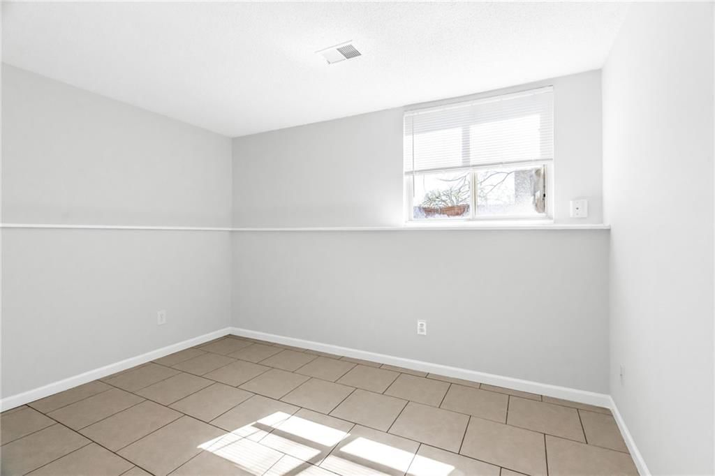 621 E Bristol Lane — photo 13