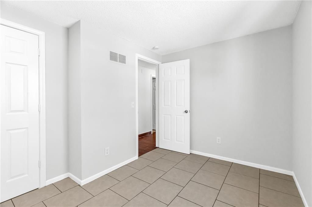 621 E Bristol Lane — photo 18