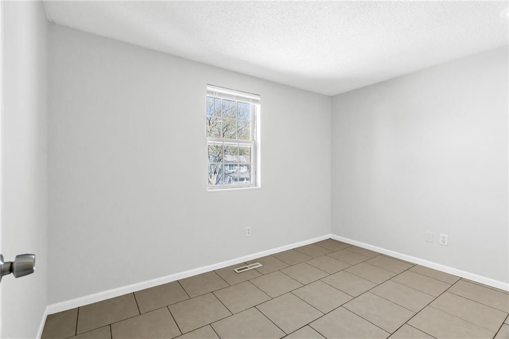 621 E Bristol Lane — photo 19