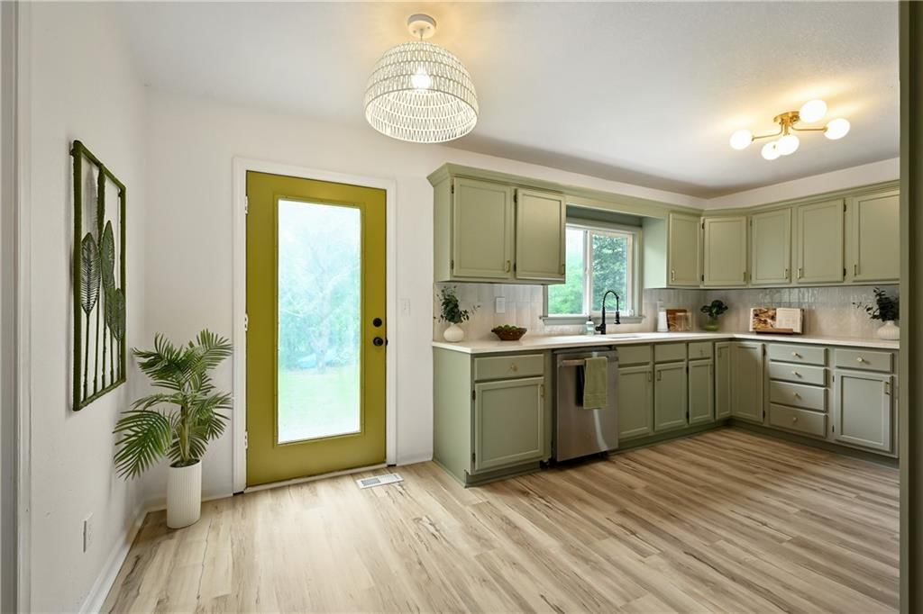 210 Myron Avenue — photo 10