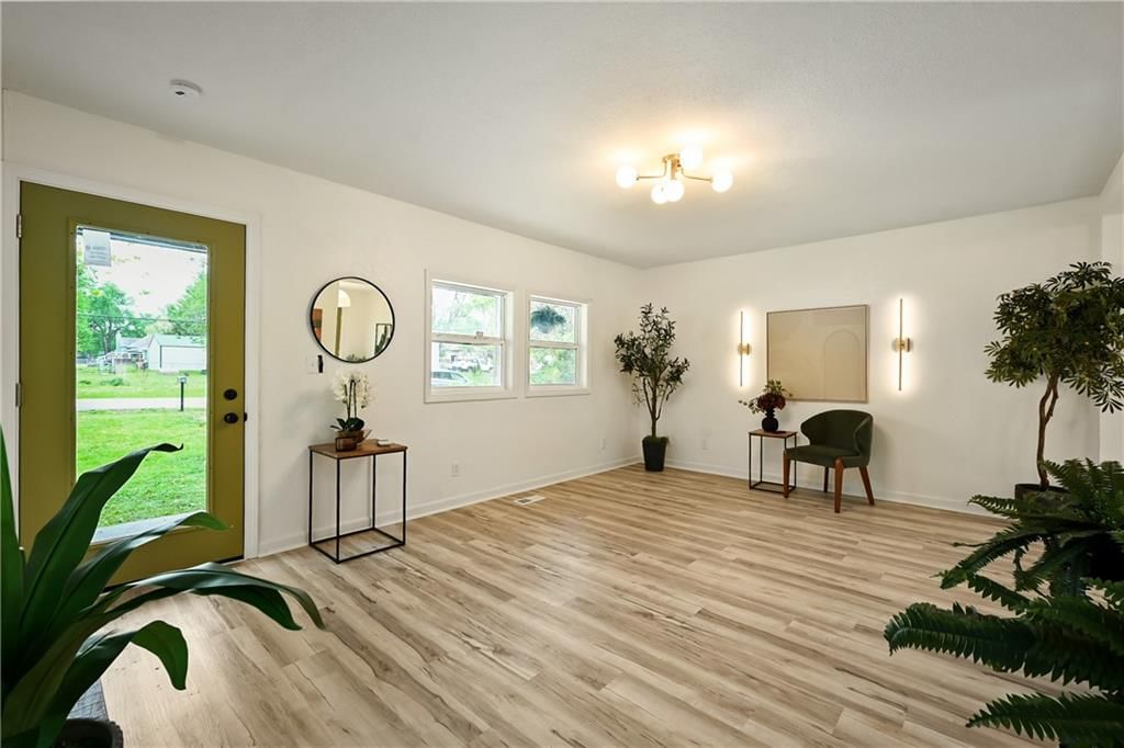 210 Myron Avenue — photo 23