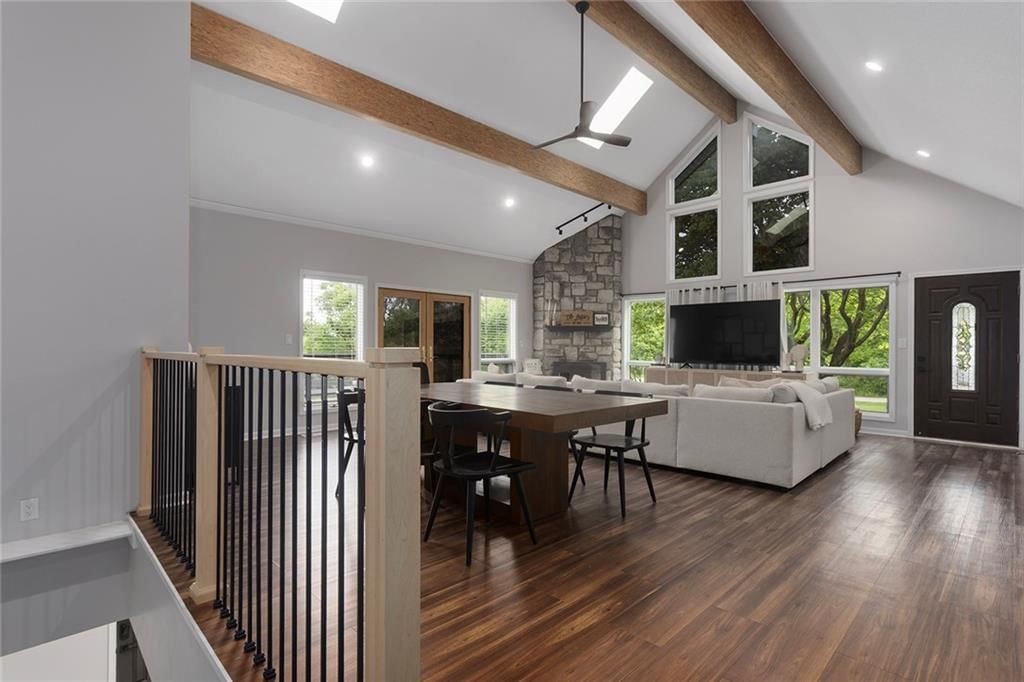 318 NW Heady Avenue — photo 3