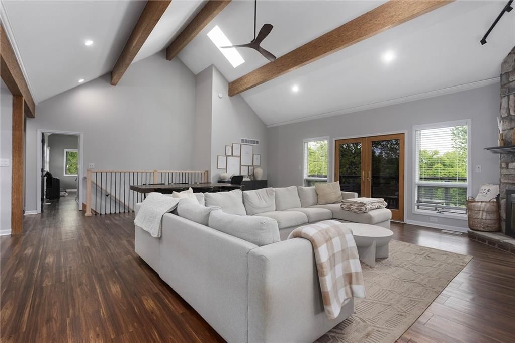 318 NW Heady Avenue — photo 4