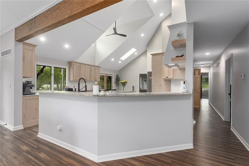318 NW Heady Avenue — photo 7