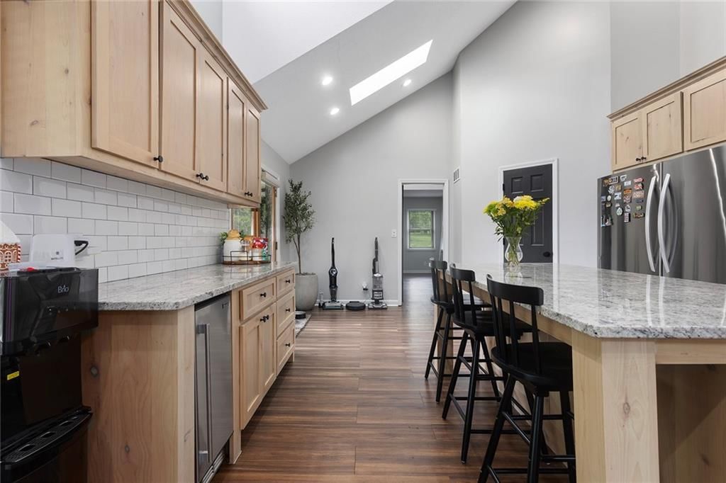318 NW Heady Avenue — photo 8