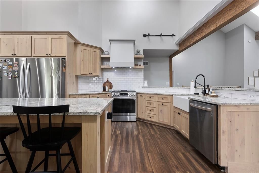 318 NW Heady Avenue — photo 9