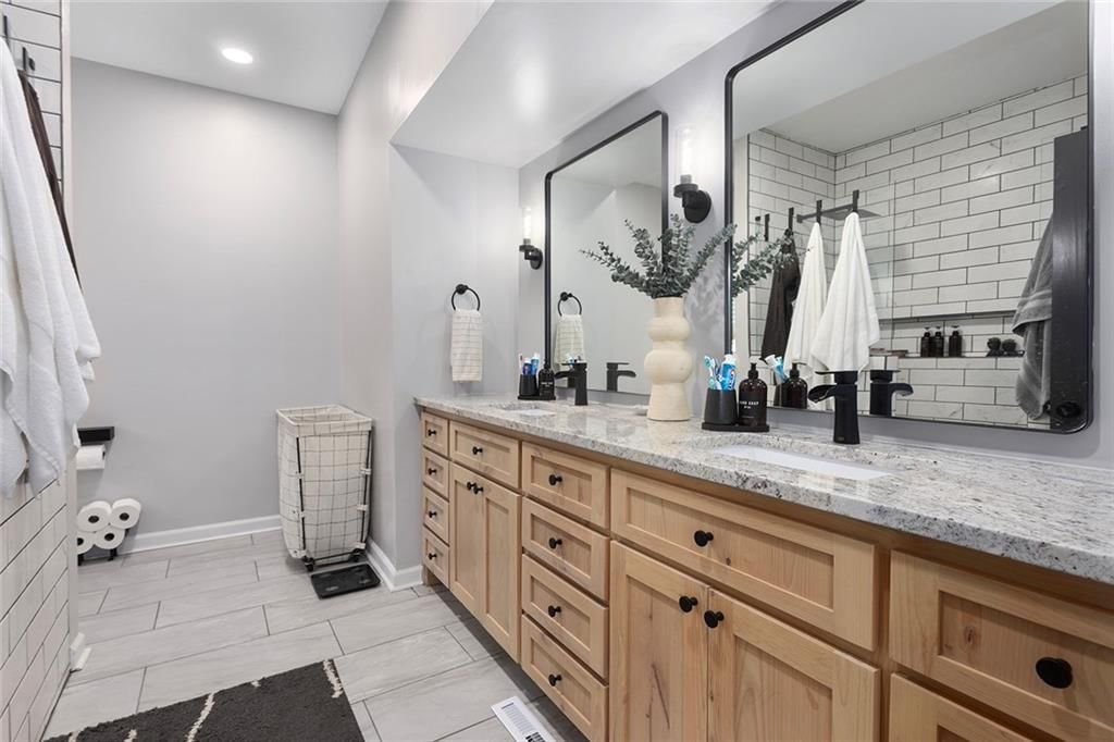 318 NW Heady Avenue — photo 13